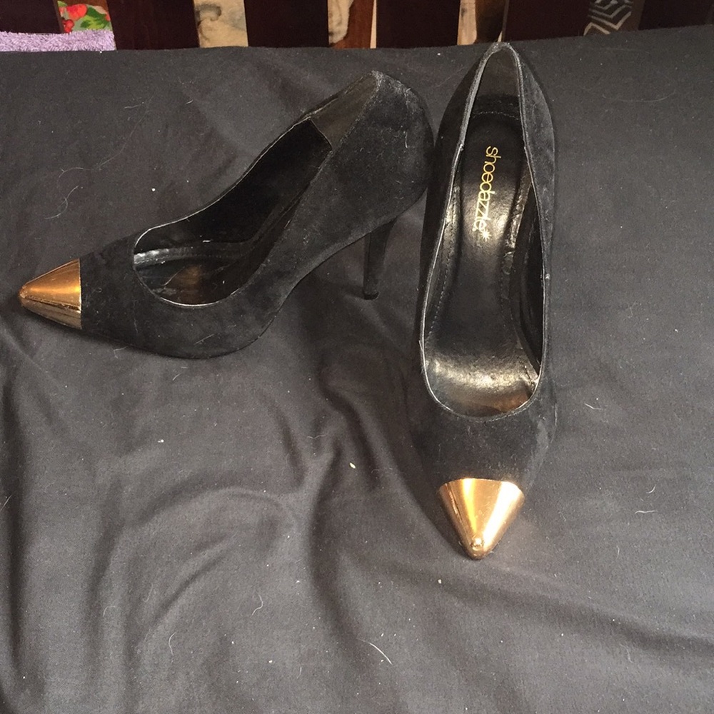 Shoe dazzle gold toe heels